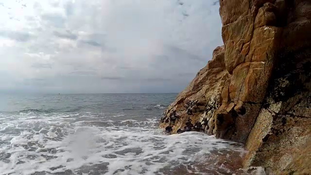 在海滩上溅起浪花视频素材