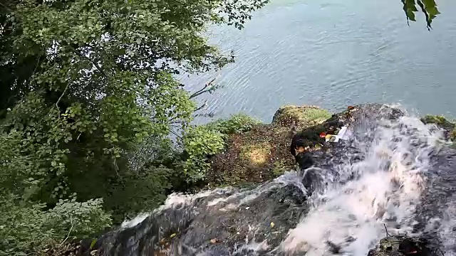 山涧溪水在河流中流淌视频素材