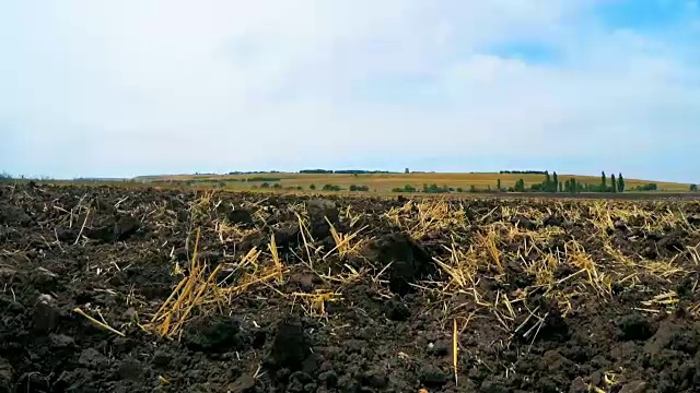 在播种前在农村田里犁过的农业土壤视频素材