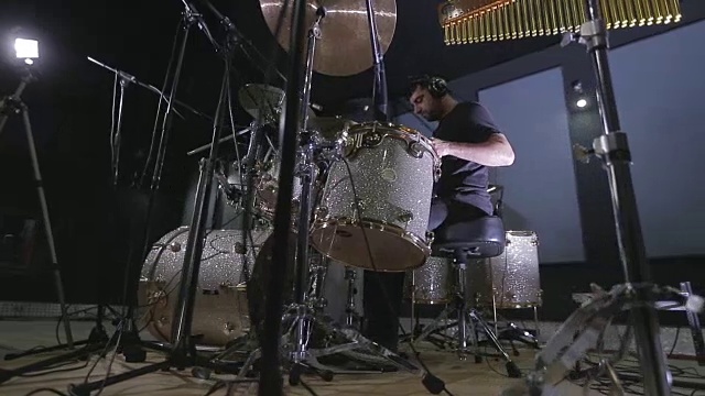 一个鼓手在他的Drumset, dolly上表演视频素材