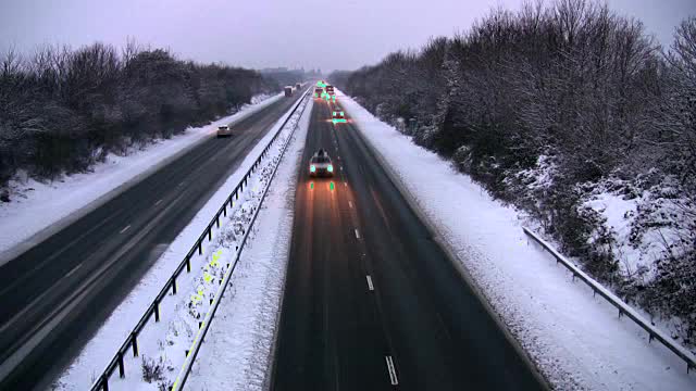 高速公路在冬天视频素材