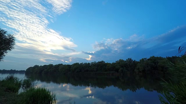 江水上的日落。视频素材