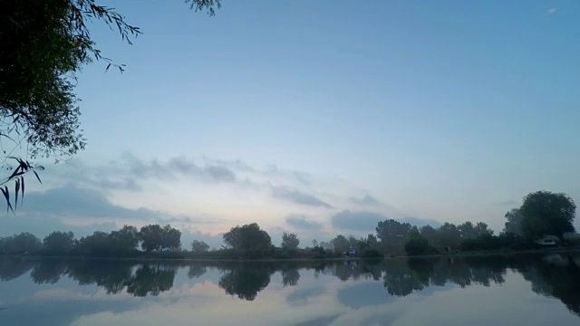 江水上的雾中的日出。视频素材