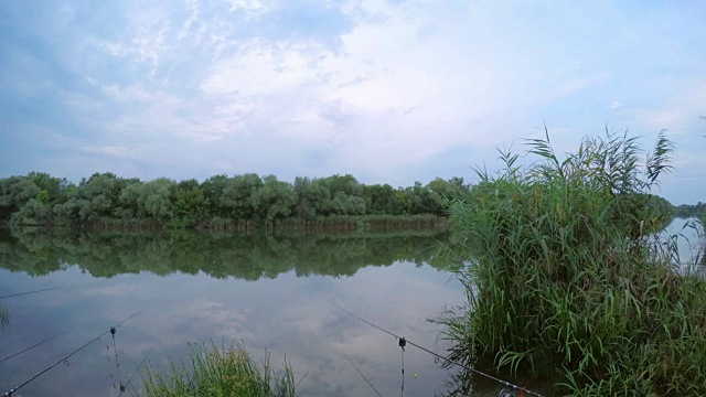 在河边钓鱼。视频素材