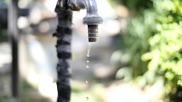 老水龙头特写流动的水滴视频素材