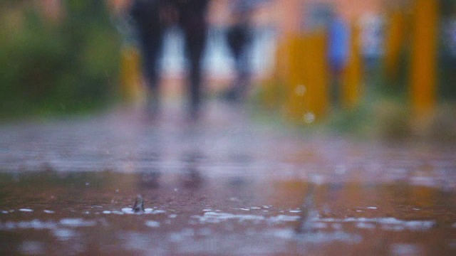 雨天的城市街道，水滴，水坑，超慢的动作，选择性聚焦。视频素材