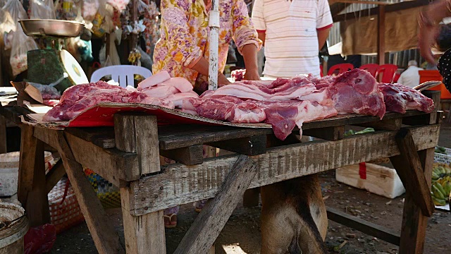 小贩把肉切好，装进塑料袋里视频素材