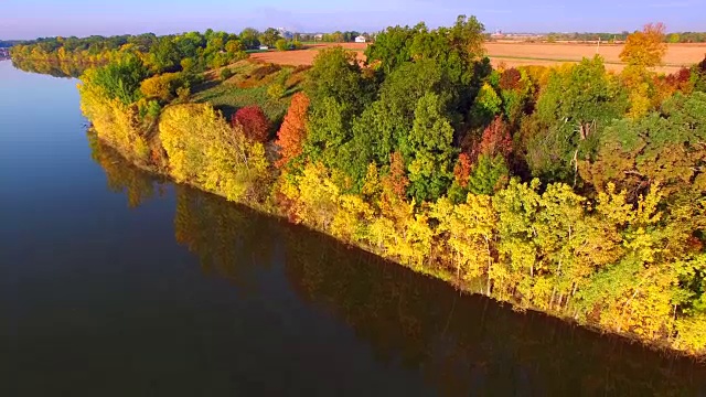 河水倒映着五彩斑斓的树木，映入秋景视频素材