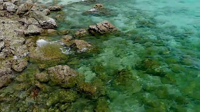 海浪拍打着岩石视频素材