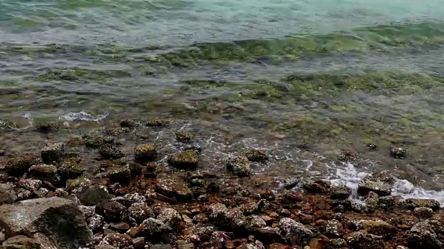 海浪拍打着岩石视频素材