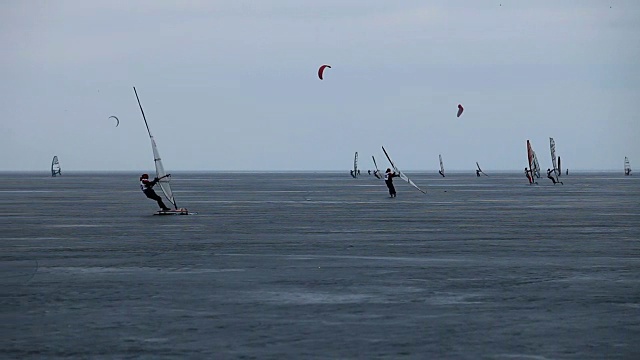 在冰冻的海面上冲浪视频素材