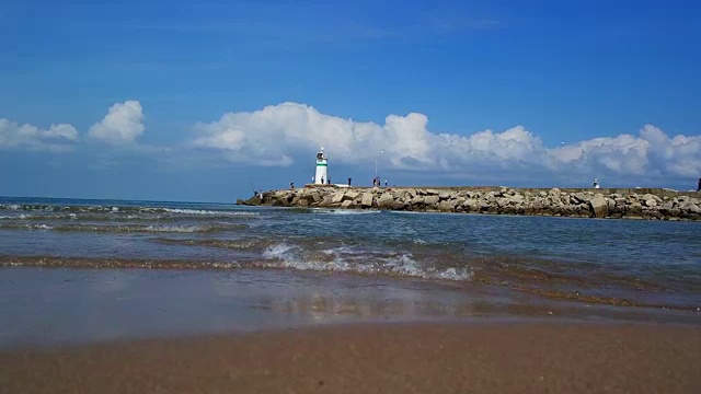 海上的灯塔和波浪视频素材