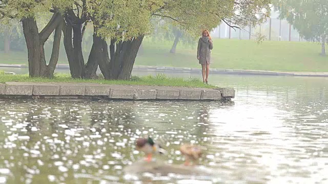 红头发的年轻女子视频素材