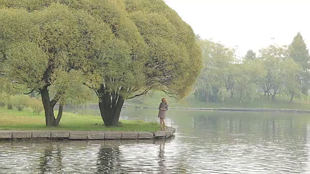 红头发的年轻女子视频素材