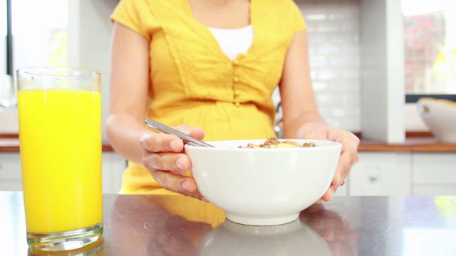 孕妇在家吃麦片视频素材