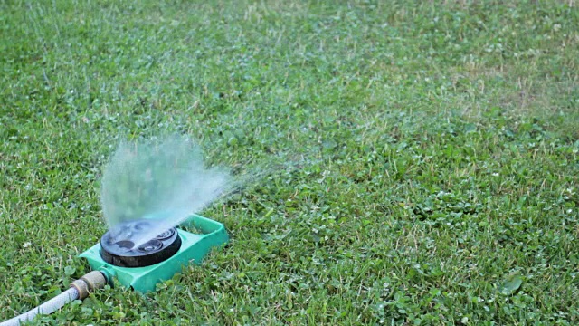 洒水车浇灌草坪视频素材