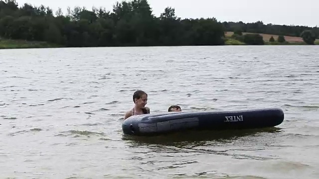 快乐的一家人夏天在湖上休息。视频素材