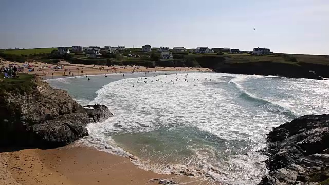 特里亚农湾康沃尔英国游泳运动员在冲浪和海浪视频素材