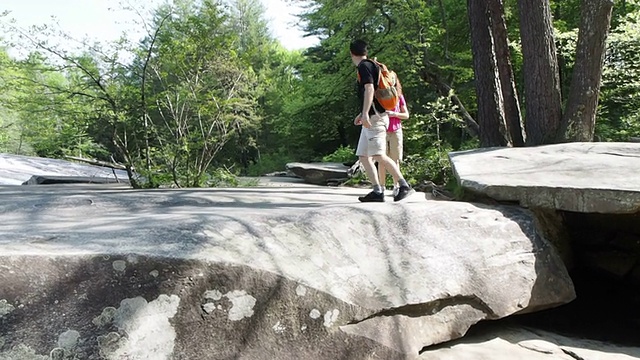 夫妇徒步旅行视频素材