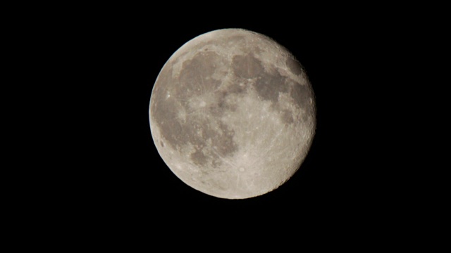 满月在夜空中移动视频素材