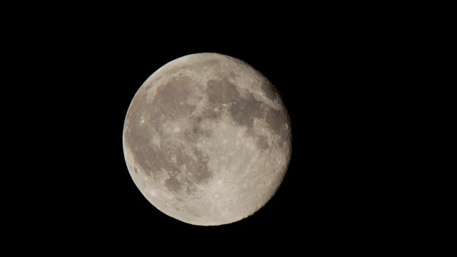 满月在夜空中移动视频素材