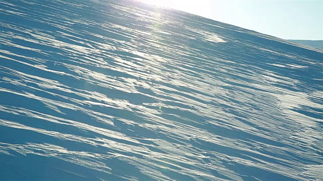 雪上的冰壳太阳背光。视频素材