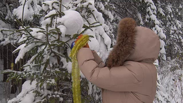 女人和圣诞节视频素材