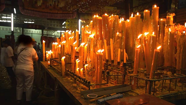 在中国的神龛里，人们点燃蜡烛来祭祀视频素材