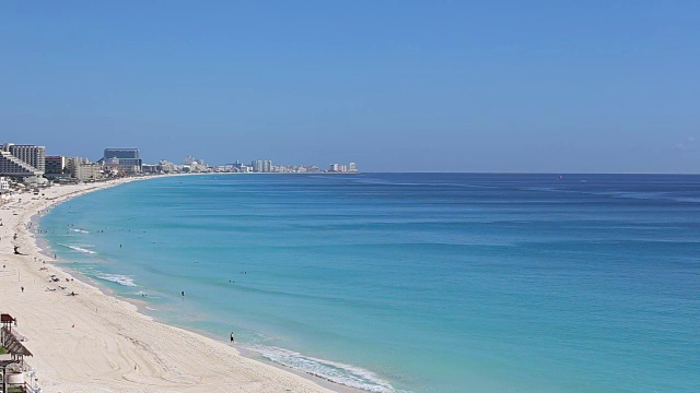 加勒比海海滩，绿松石色的海水和白色的沙滩视频素材