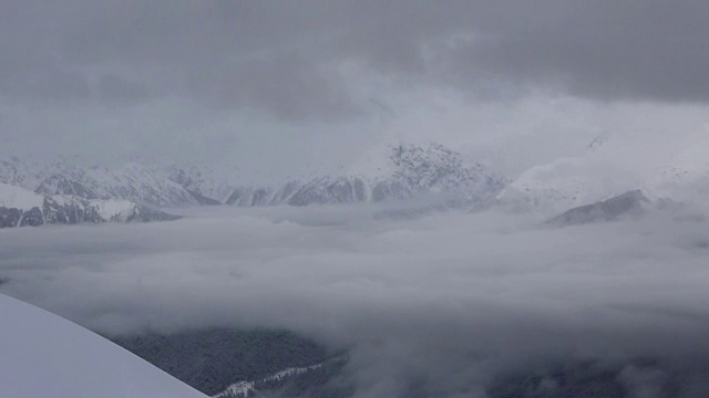 美丽的高加索山脉山峰在雾中。时间流逝视频素材