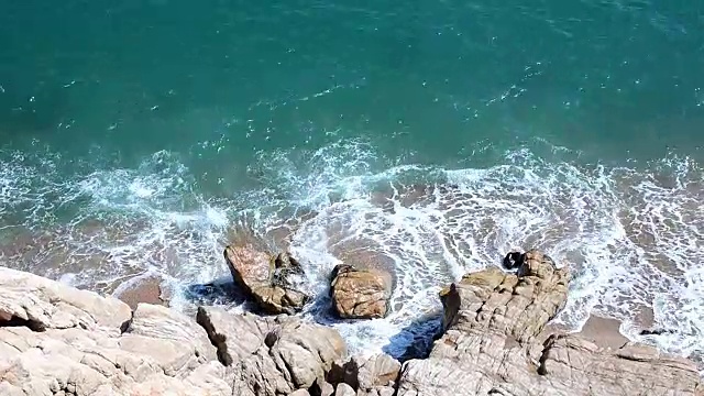 海浪拍打着海岸视频素材