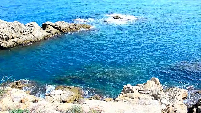 海浪拍打着海岸视频素材