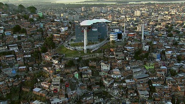 空中拍摄的贡多拉贫民区，里约热内卢De Janeiro，巴西视频素材