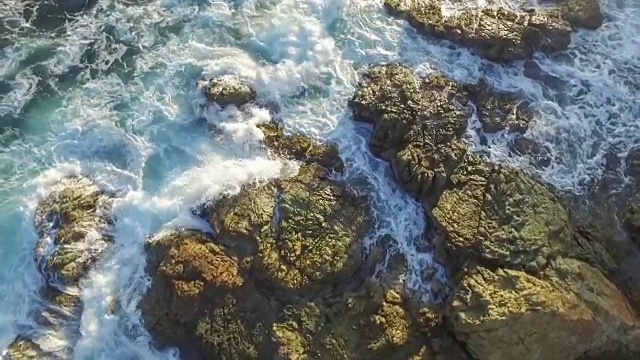 海浪撞击岩石的空中慢动作视频视频素材