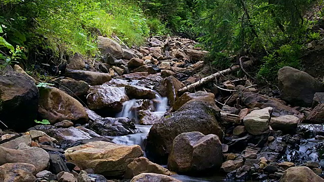 水和岩石视频素材