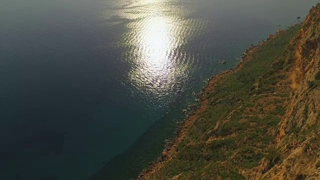 空中摄影:在海洋上方的岩石峭壁上飞行视频素材