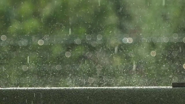 微距慢镜头:雨滴落在地上视频素材