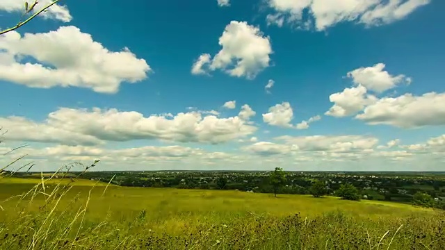 风景，云在有树的田野上移动视频素材