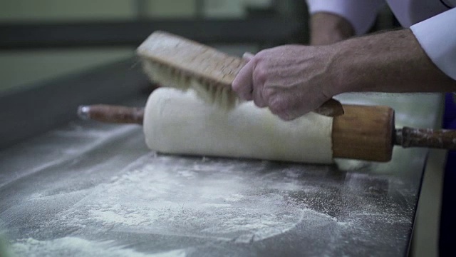 面包师在面包店准备生面团视频下载