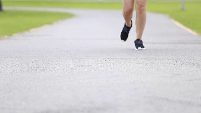 女人在公园里慢跑视频素材