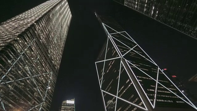 香港，夜间镜头旋转，看到高楼大厦视频素材