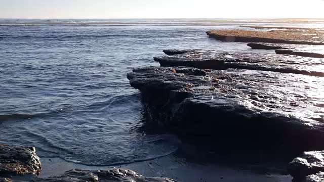 海浪撞击着岩石视频下载