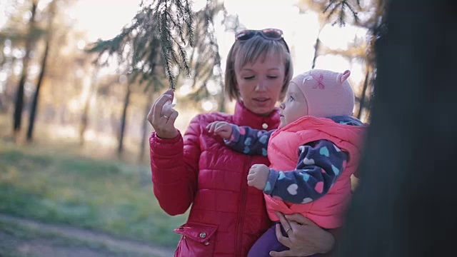 妈妈和女儿在户外视频素材