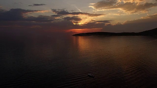 空中飞行-在海面上朝着夕阳飞行视频素材