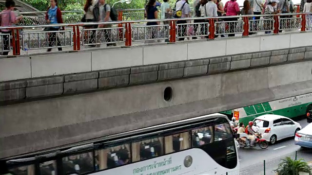 人群在曼谷的空中步道上行走视频素材