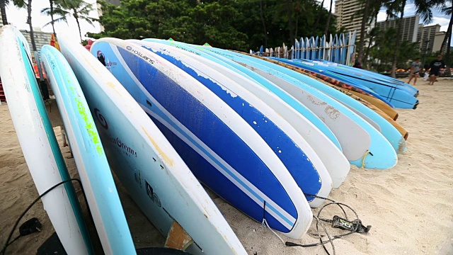 在夏威夷威基基海滩出租冲浪板视频素材