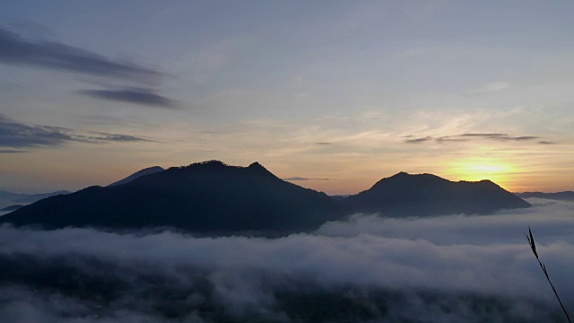 福托山的日出和移动的薄雾景观。-Loei,泰国。视频素材