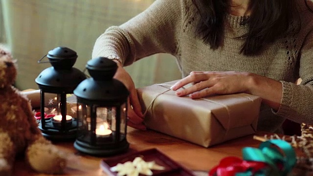 年轻女子在家里包装圣诞礼物视频素材