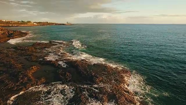 海浪和泡沫视频素材