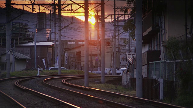 《日落中的兰登有轨电车线路》视频素材